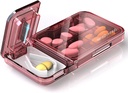 Travel Pill Organizator z Pill Cutter Splitter, 4 Komory Pill Case, Małe Pill Box do torebki kieszonkowej, Codzienne Pill Container do przechowywania witamin Cod dodatek oleju wątrobowego, Medicine Planner (różowy)