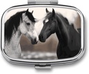 Black and White Horses Square Pill Box, 2 Ozdobne pudełko kieszonkowe na kieszonkowe lub torebki przenośne Mini Travel Medicine Tablet Witamina Holder Organizer Pill Case