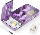 Pill Cutter Splitter dla małych lub małych tabletek. 2- in-1 Travel Pill Box & Pill Splitter - Duża pojemność 4 Komory Pill Organizator - Odłączalne Noslip V- Shaped Pad. Wrap- Wokół Blade Guard (Purpurowy)